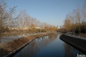 Canal séparant la partie nord du reste du parc