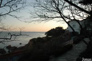 Vue sur la côte qui borde les installations aquatiques de Qingdao