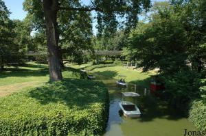 Canal reliant les deux lacs et barques