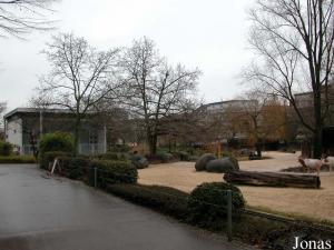 Espace africain avec le bâtiment des girafes au fond à gauche