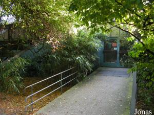 Entrée du bâtiment des anthropoïdes