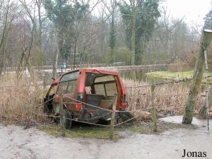 Véhicule tout-terrain abandonné sur une berge