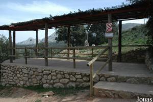 Observatoire au niveau de l'enclos des loups de la toundra