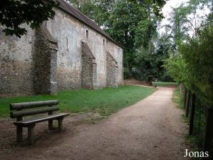 Sentier longeant la partie supérieure de l'enclos des tigres de Sibérie