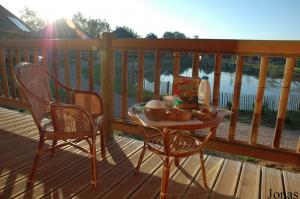 Petit-déjeuner sur la terrasse d'un des Lodges