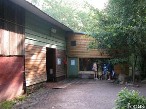 Bâtiment des rhinocéros à gauche et logement des hippopotames en face