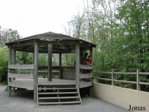 Poste d'observation devant l'enclos des loups