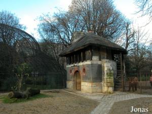 Enclos des baudets du Poitou et grande volière en arrière-plan