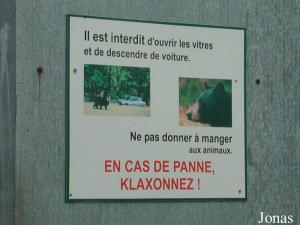 Panneau annonçant l'entrée du parc des ours