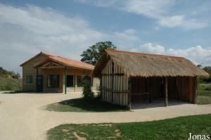 Hutte africaine et bâtiment des capucins en arrière-plan